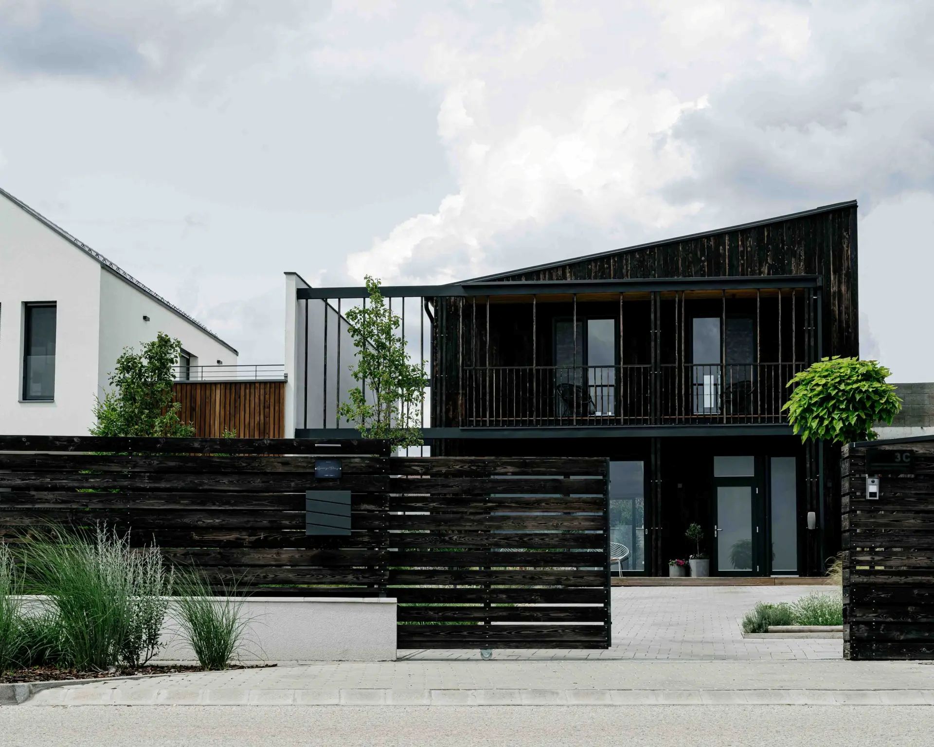 EMÍLIA | Nhà ở liền kề đương đại với kết cấu gỗ dán nhiều lớp và giải pháp bền vững