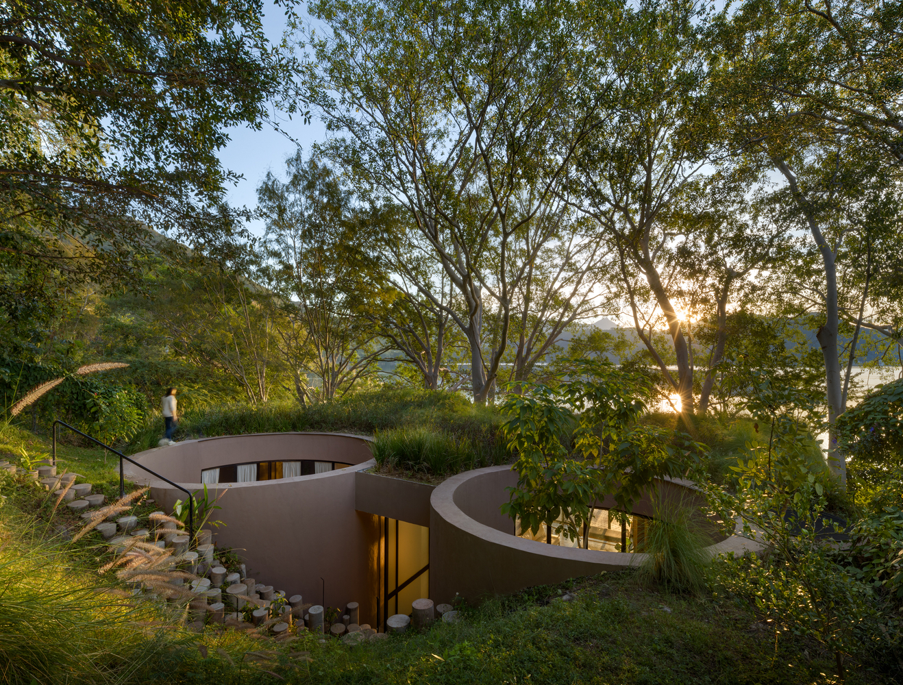 SANTA MARÍA DEL ORO HOUSE | Ngôi nhà ẩn mình trong sườn núi tôn trọng hệ sinh thái hồ núi lửa Mexico