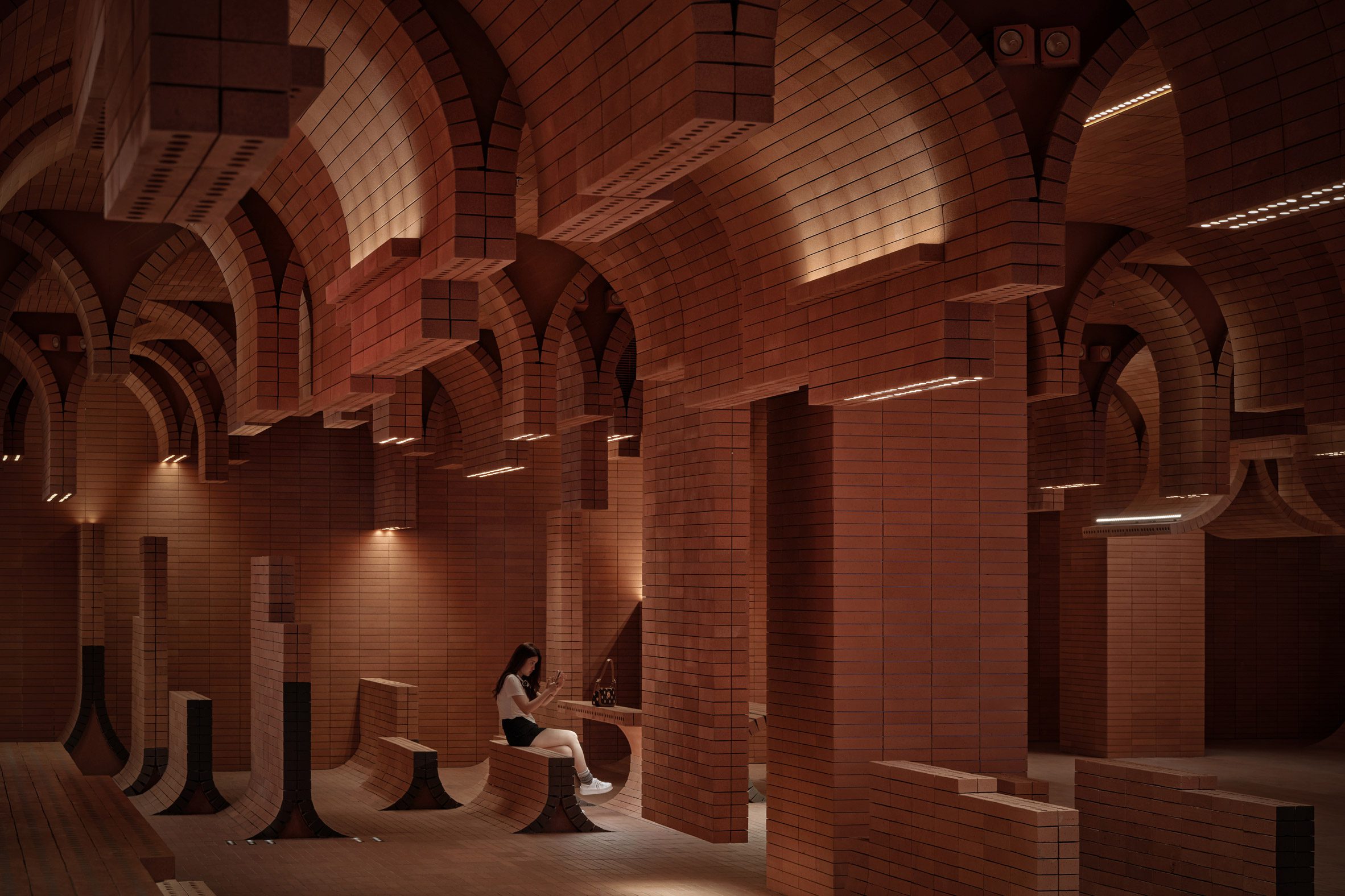 HAIKOU GAOXINGLI INSUN CINEMA | Rạp chiếu phim được "lấp đầy" bằng gạch đỏ