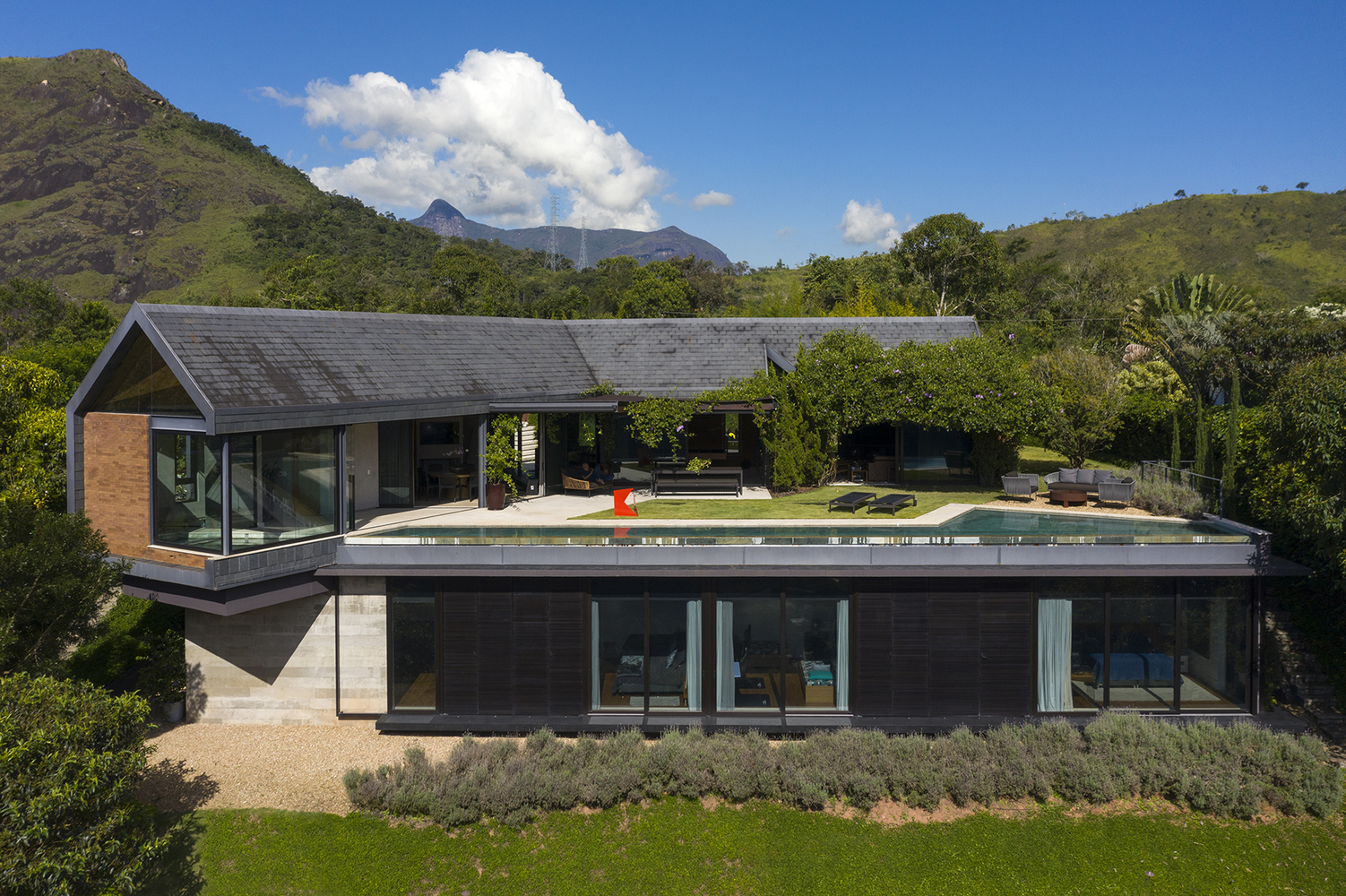 ARDOSIA HOUSE | Biệt thự mùa hè ẩn mình trong sườn đồi