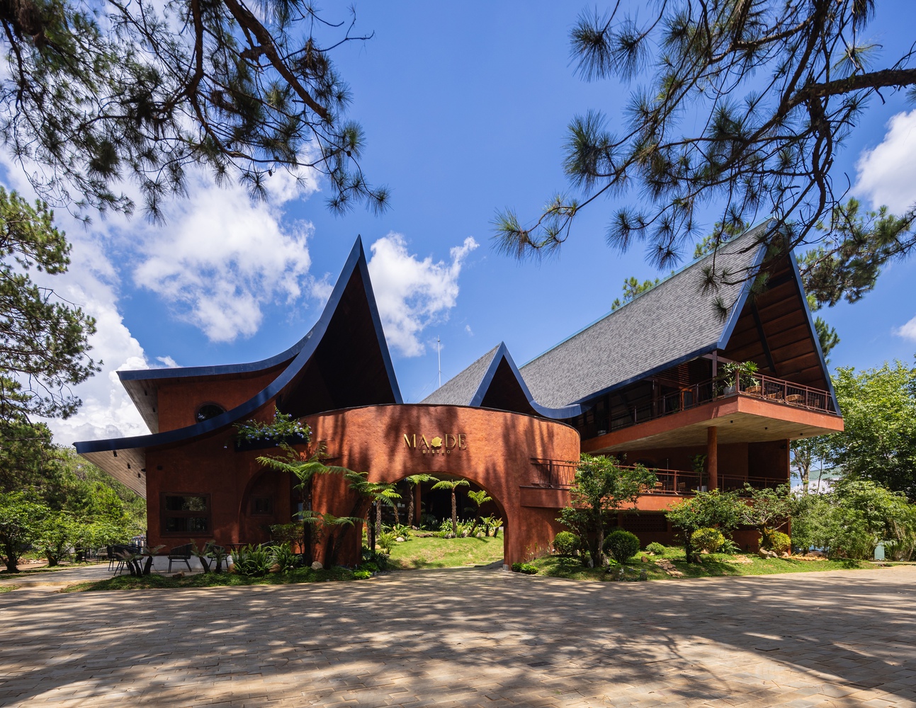 MA.DE Bistro – Ba Đỉnh Mái Giữa Rừng Thông Măng Đen