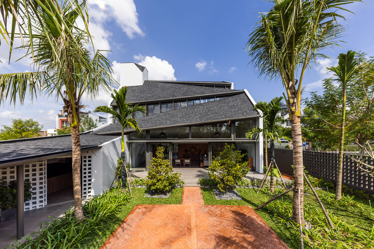 Tent House – Không gian sống mở rộng dưới những lớp mái chồng tại Việt Nam