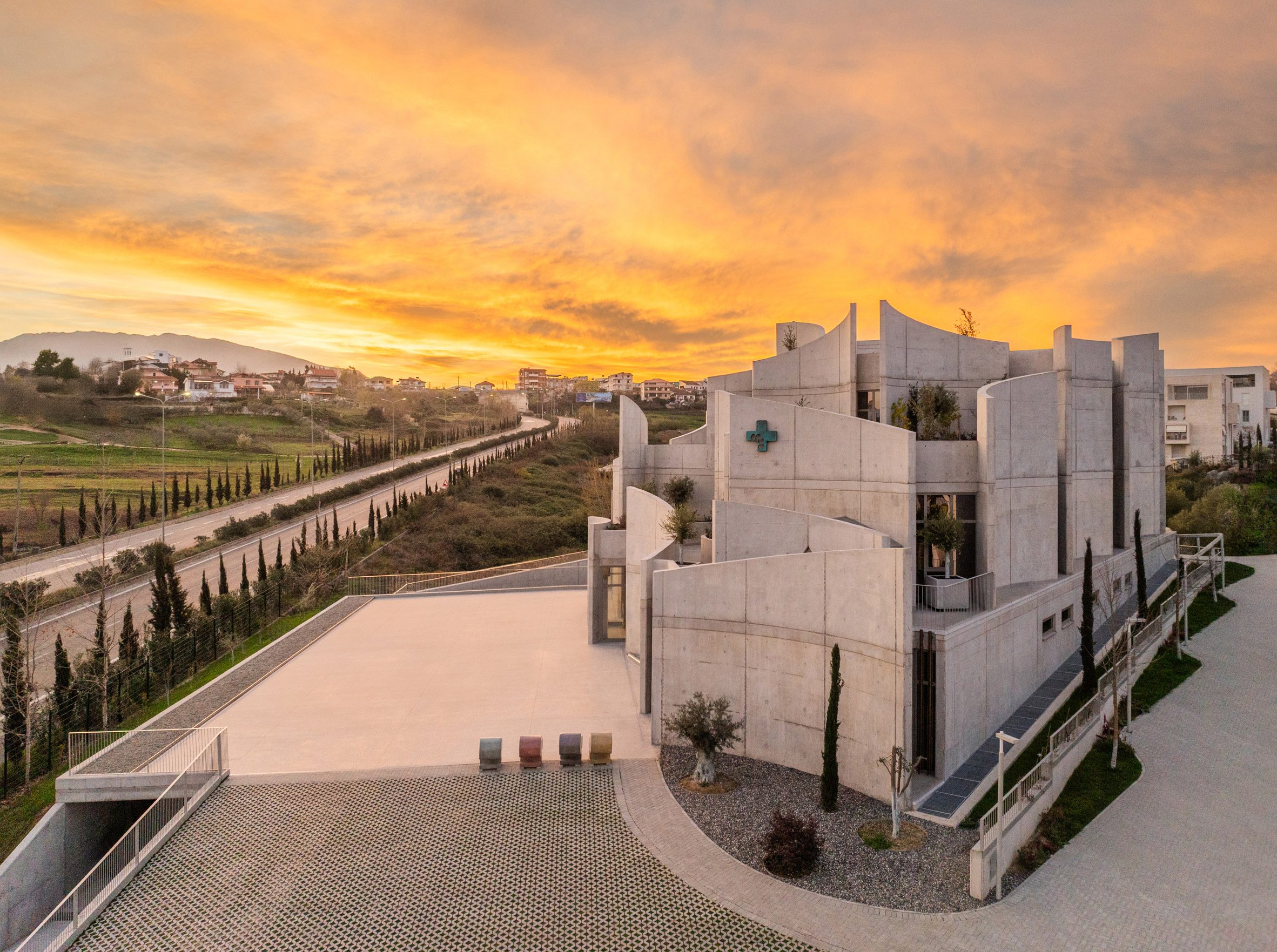 VET HOSPITAL TIRANA | Kiến trúc bê tông cong và môi trường điều trị mở cho bệnh viện thú y ở Tirana