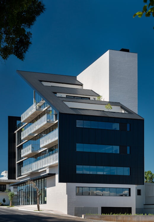 VARANDAH | Tòa nhà văn phòng với phần mái chéo mở và sân thượng trải dài các tầng