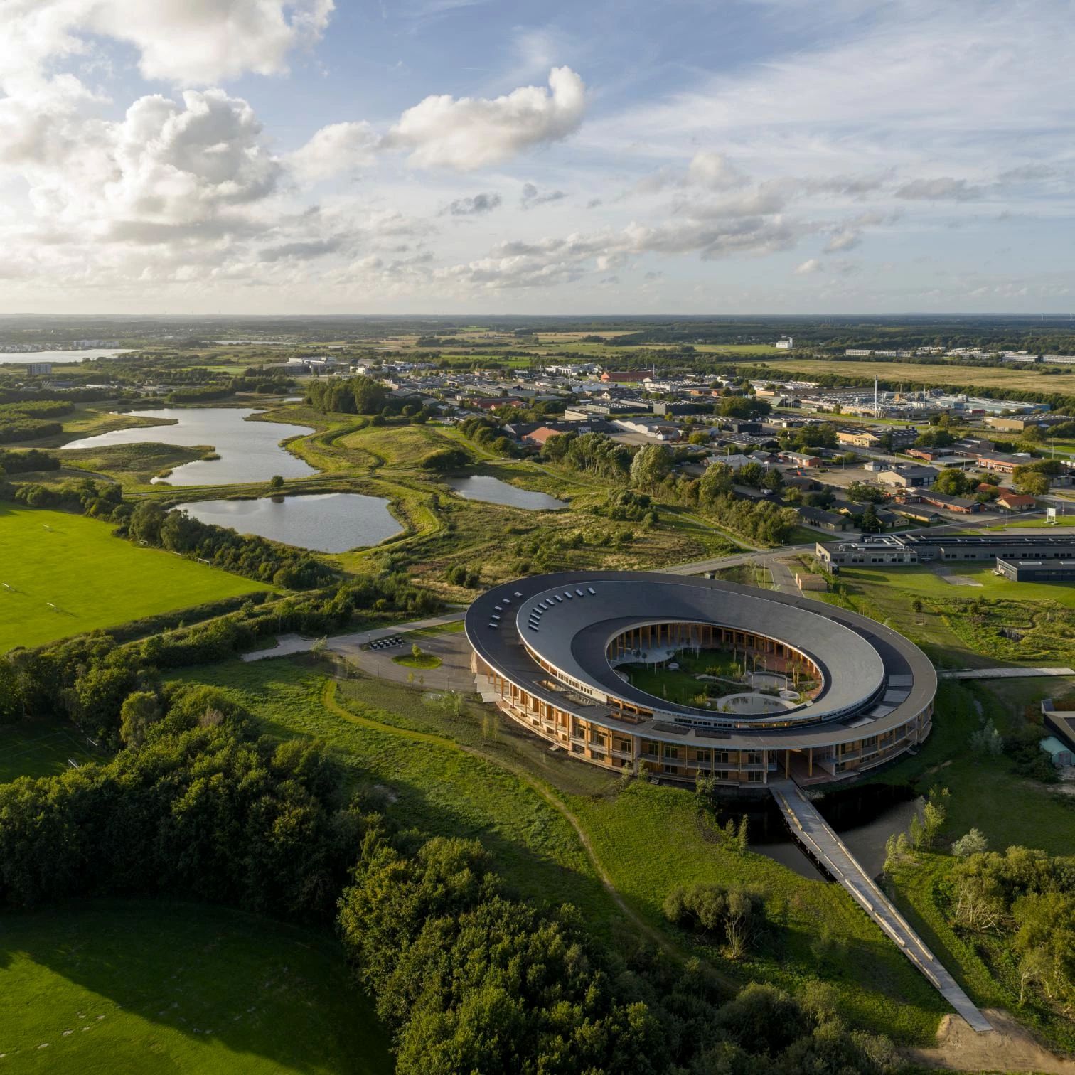 CRAFTS COLLEGE HERNING | Ký túc xá trường nghề thủ công dưới mái elip độc đáo tại Đan Mạch