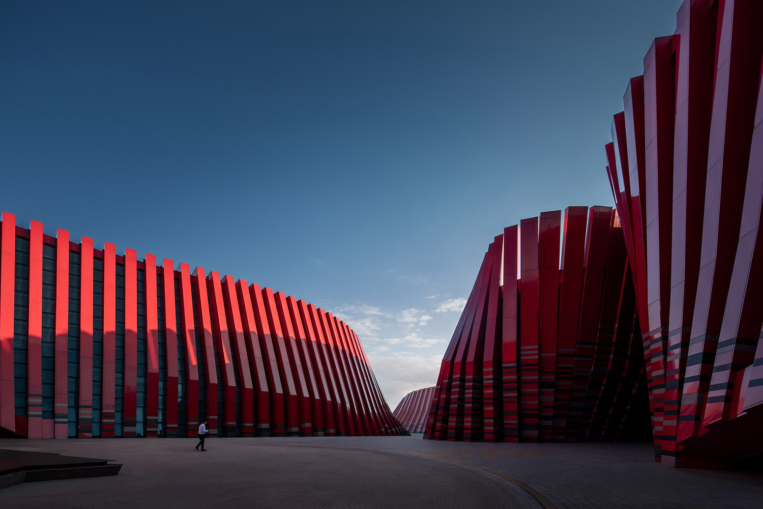 LONG MARCH CULTURAL DIGITAL ART MUSEUM | Kiến trúc “Red Ribbon” ẩn mình trong địa hình