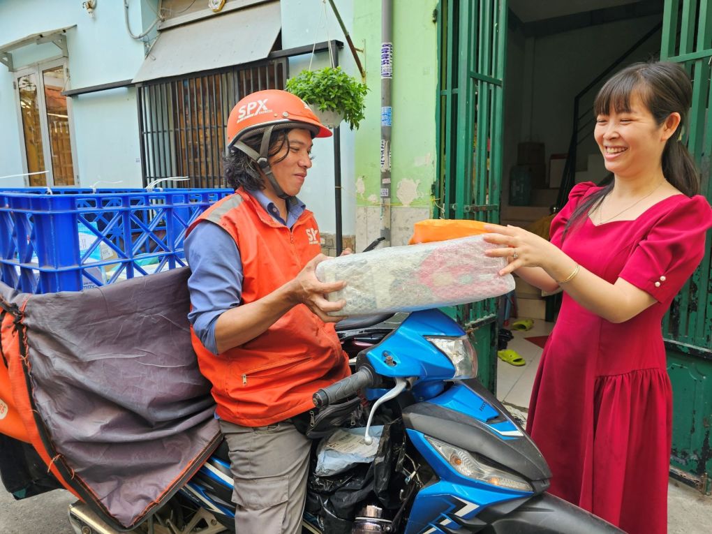 Người mua hàng online hưởng lợi nhờ chính sách trả hàng hoàn tiền