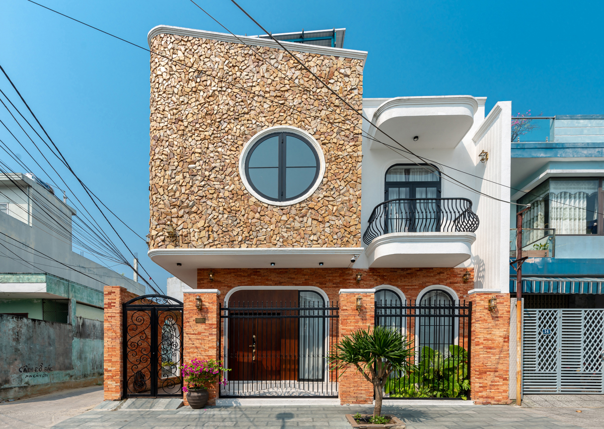 Nhà phố ốp đá, làm 'thung lũng' trồng cây để chống nóng