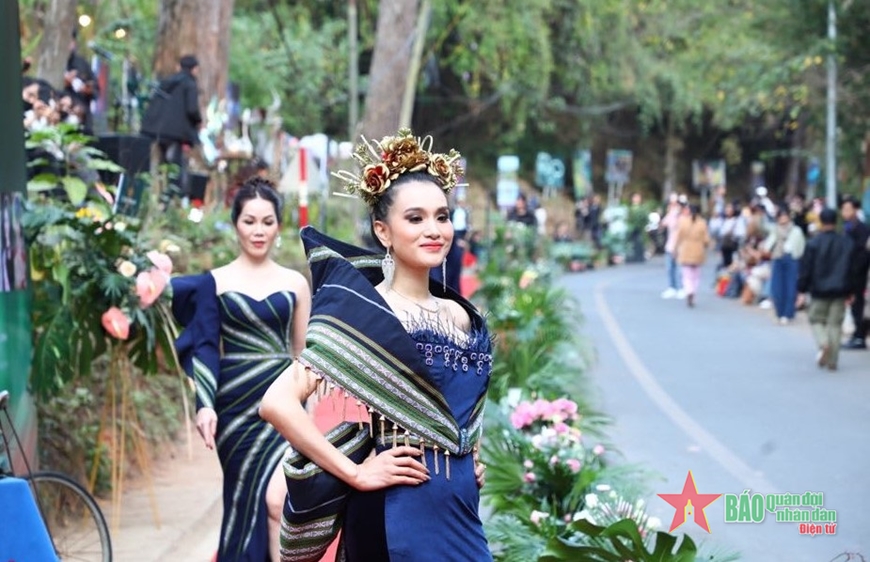 Sàn diễn thời trang lần đầu diễn ra trên đường phố Đà Lạt