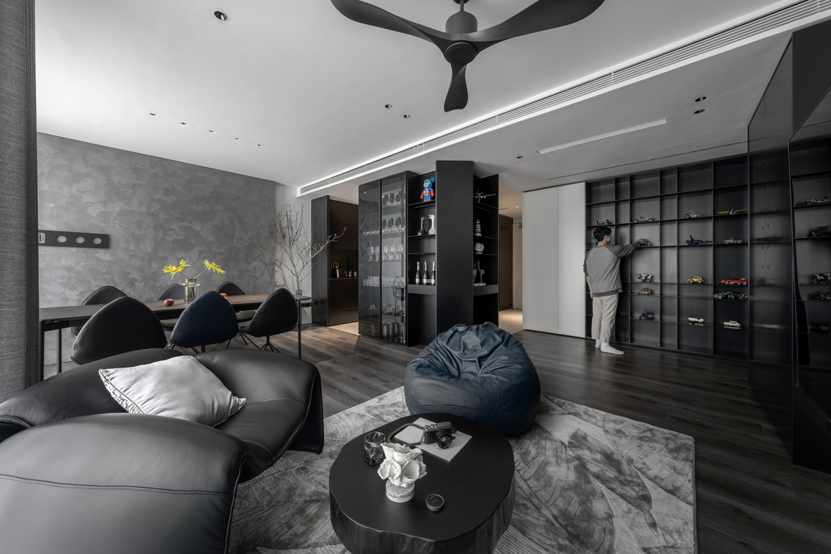 Căn hộ đập thông 140 m2 với nội thất đen, tối giản