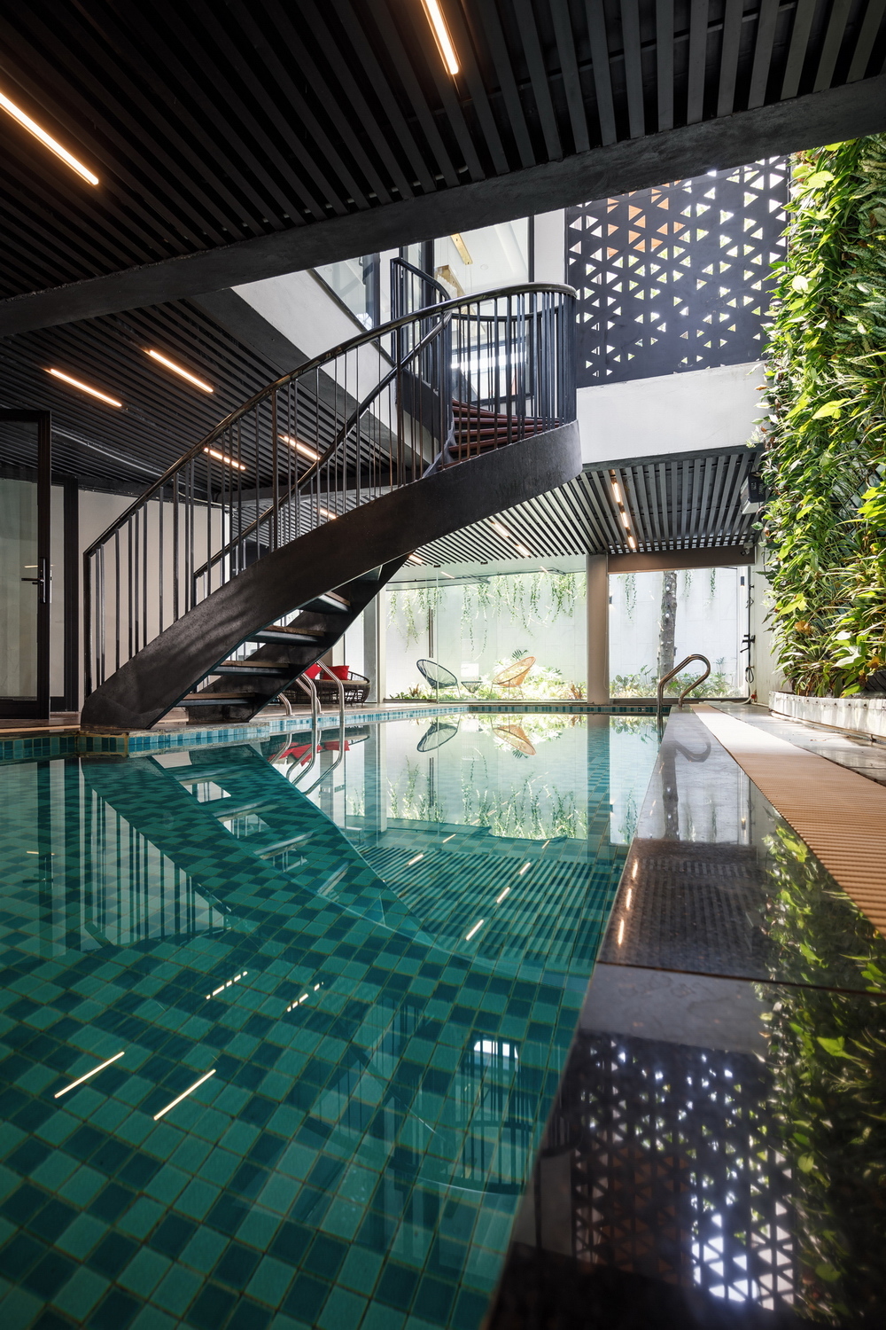 Ngôi nhà có cầu thang đi trên mặt nước